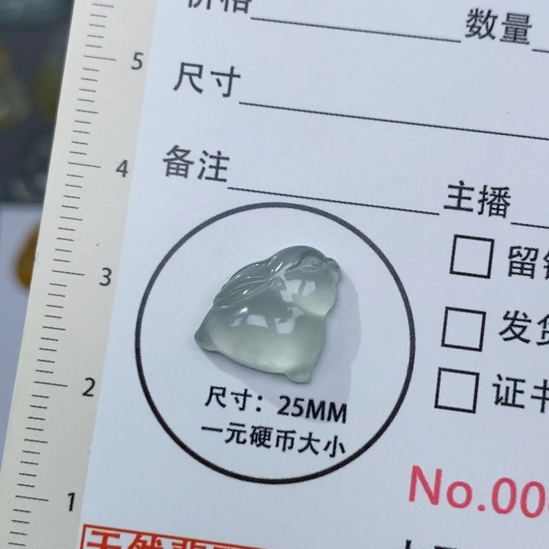 翡翠未镶嵌颈饰兔子