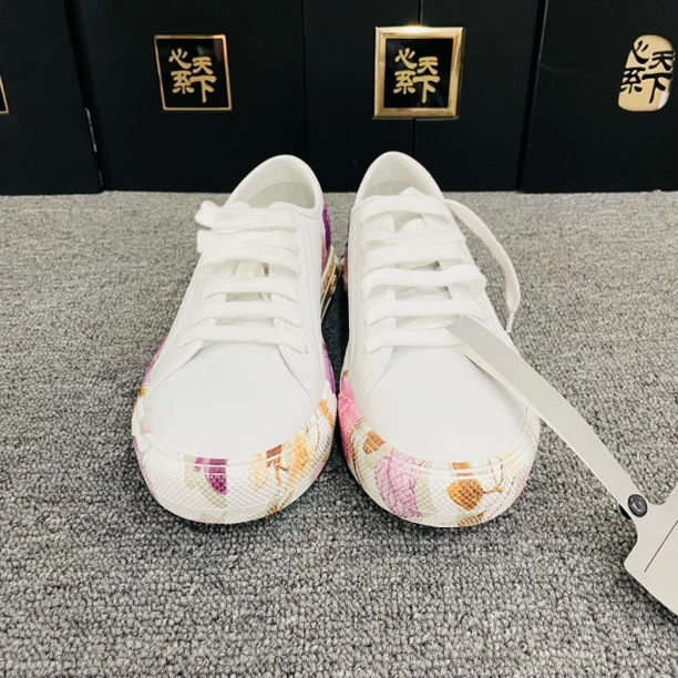 未使用 FERRAGAMO/菲拉格慕 图案印花小白鞋37.5码 YSC0051