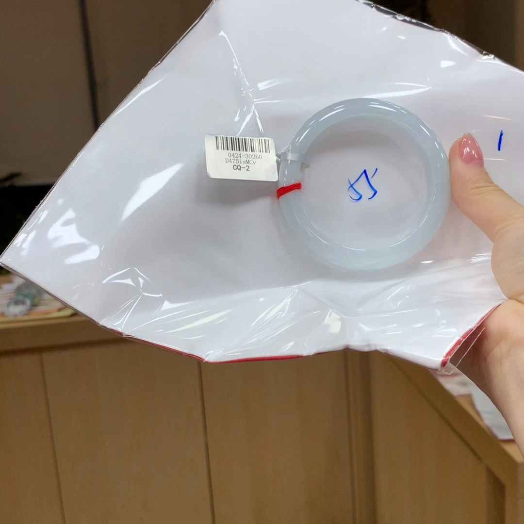 翡翠手镯未镶嵌不退不换