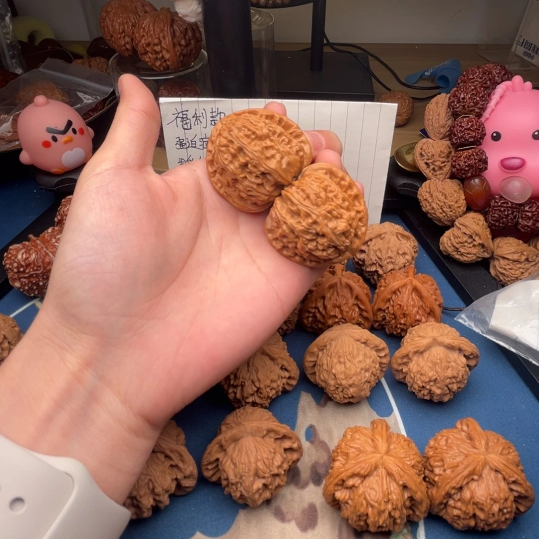 文玩核桃吊坠40三角白