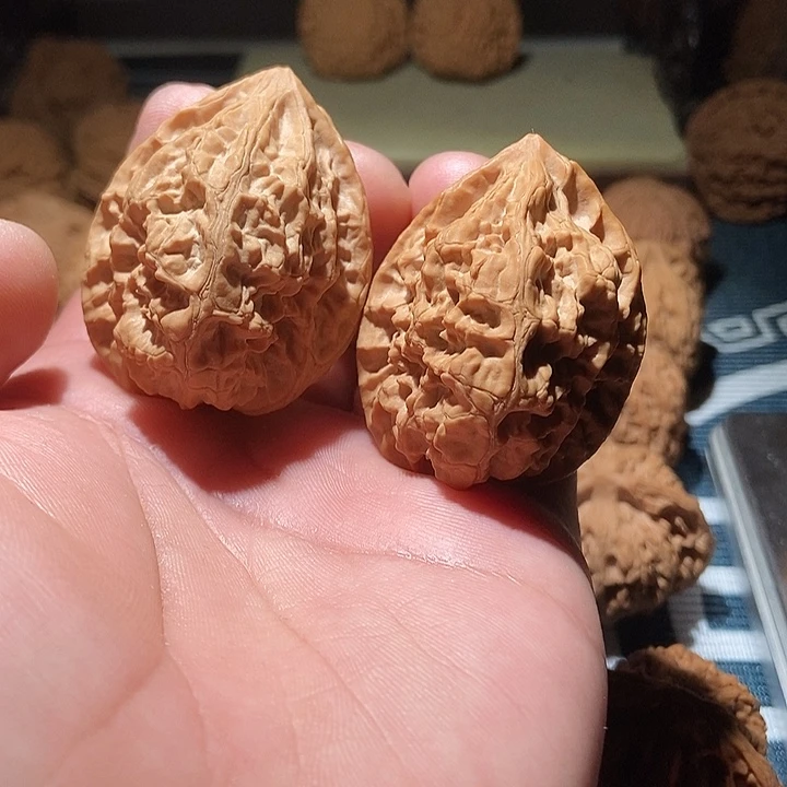 文玩核桃吊坠十三陵鸡心