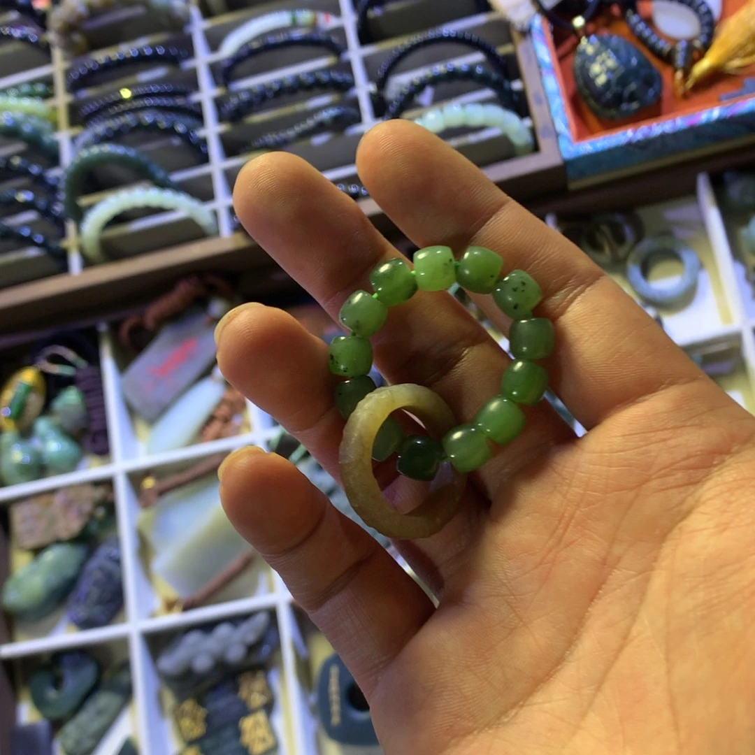 小***花和田玉未镶嵌颈饰
