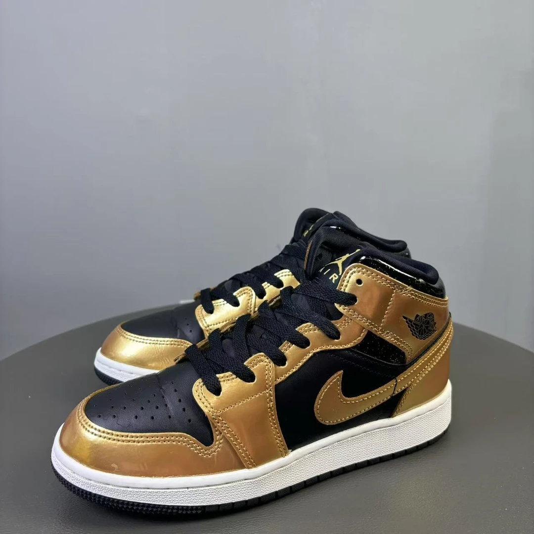 95新 maje 38码 AJ1黑金板鞋 非原盒