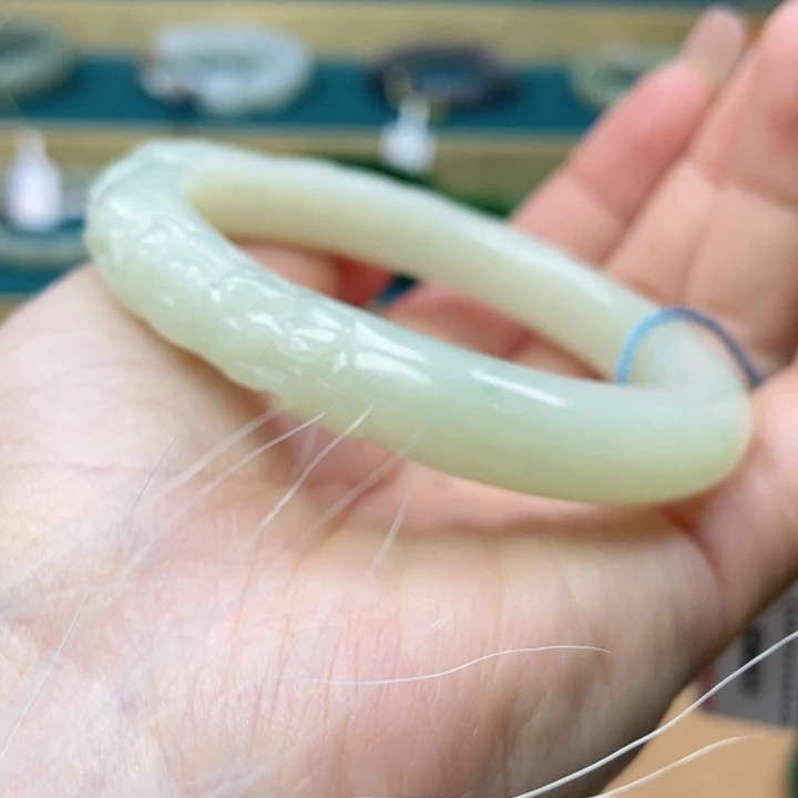 和田玉手镯57+圈口。编号46未镶嵌