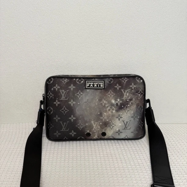 95新 LouisVuitton/路易威登 4743/男士时尚星空限量款相机包