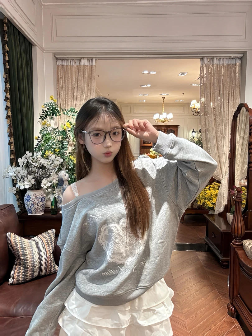 韩系慵懒风灰色印花蕾丝斜肩卫衣早秋设计感露肩蝴蝶结休闲上衣女