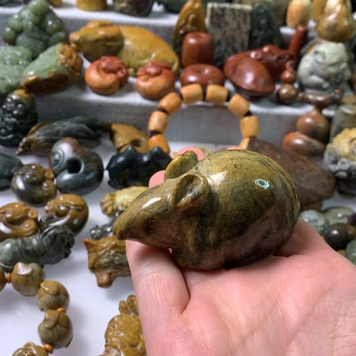 未镶嵌岫岩河磨玉（透闪石质玉）把件