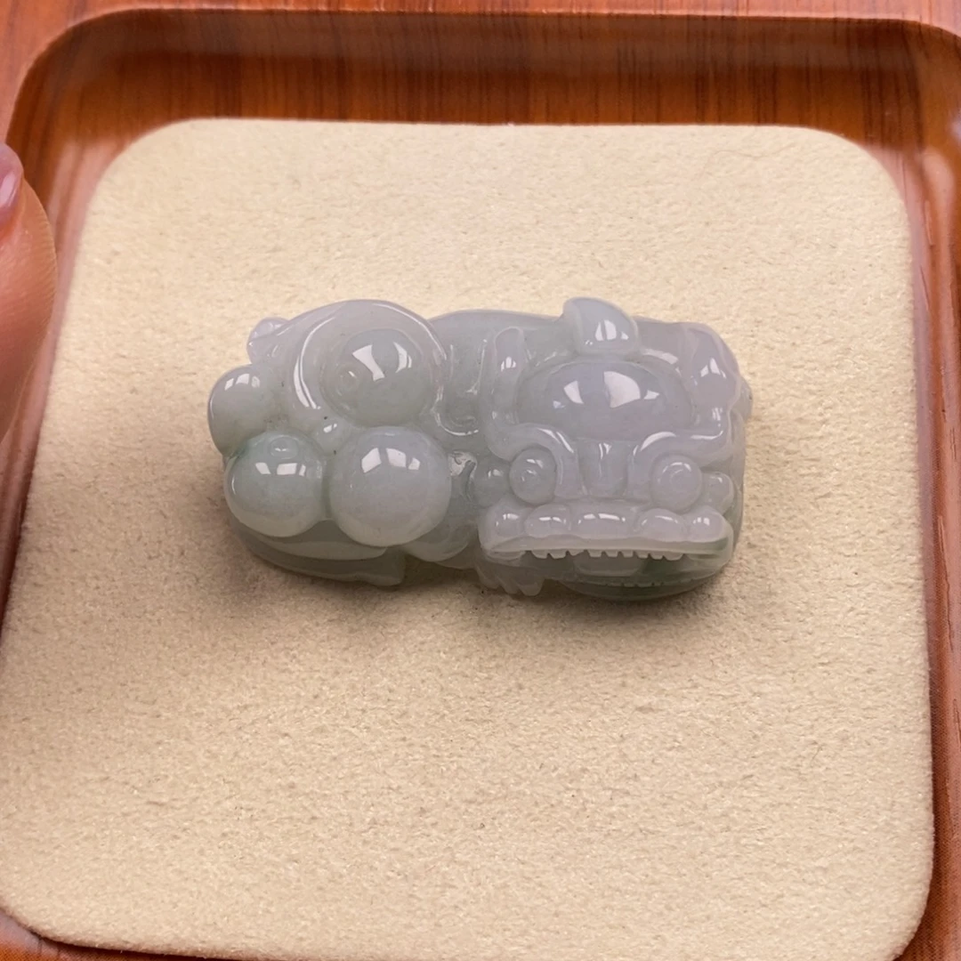 翡翠未镶嵌颈饰霸王貔貅