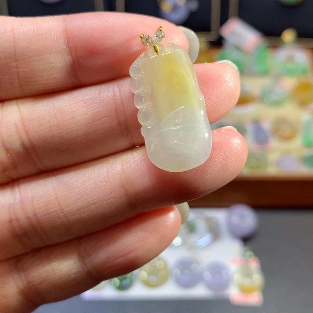 翡翠18K金镶嵌颈饰