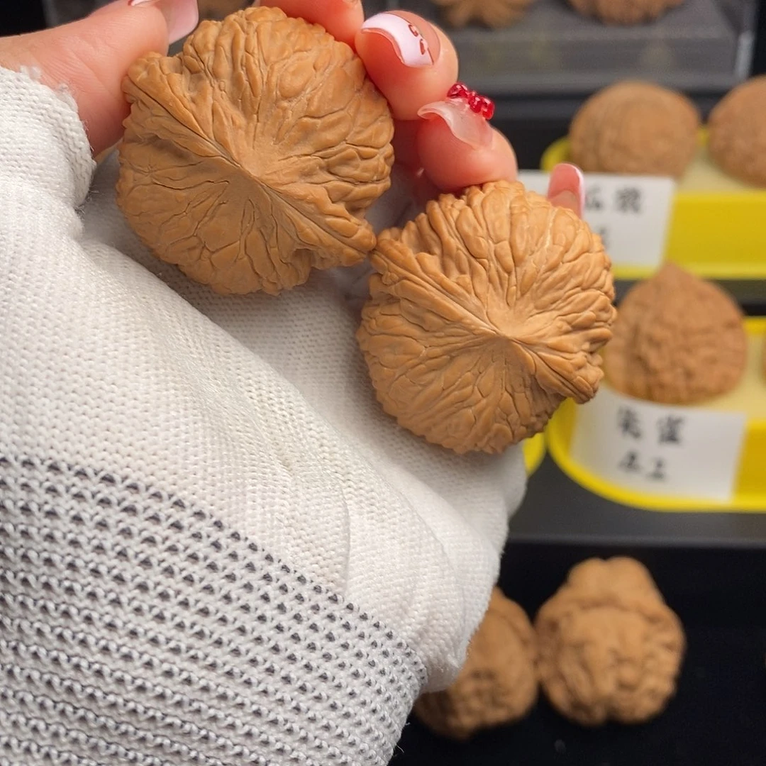 文玩核桃吊坠绣球