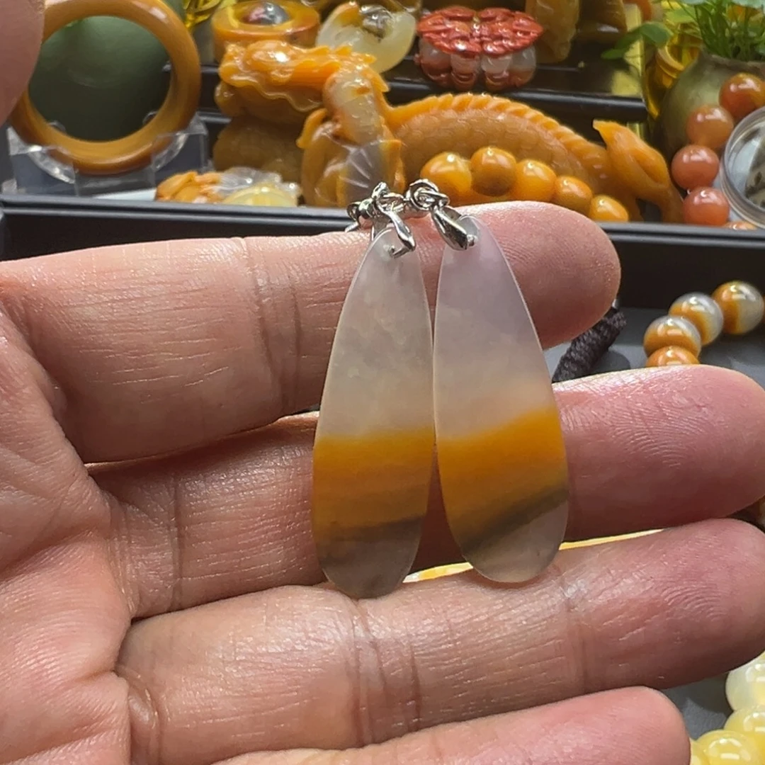 冲***姨石英质玉未镶嵌颈饰