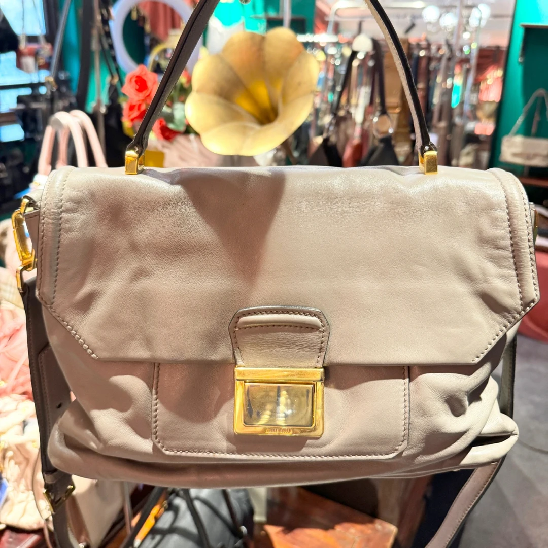 95新 MIU MIU/缪缪 卡其色邮差斜挎包/95新