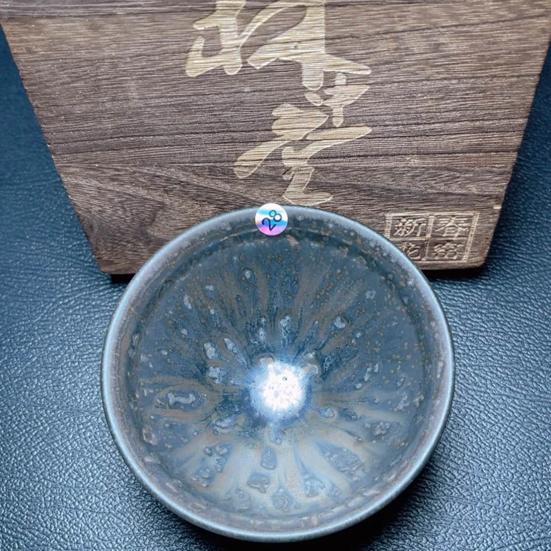 茶盏滴滴答答地流淌
