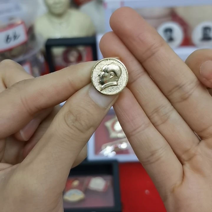 合金好*妞红藏纪念章1枚