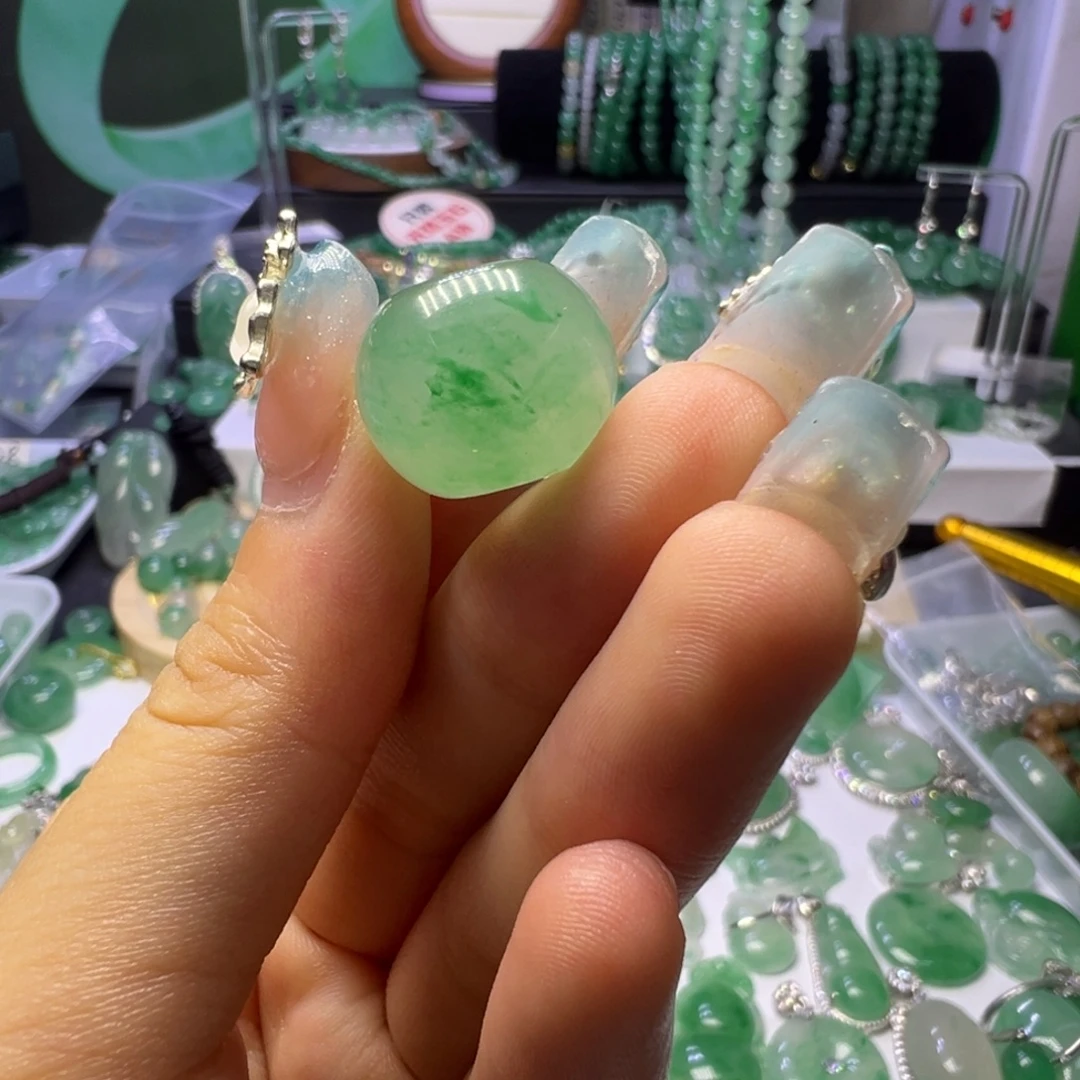 夭***灵石英质玉（非洲翠）未镶嵌颈饰