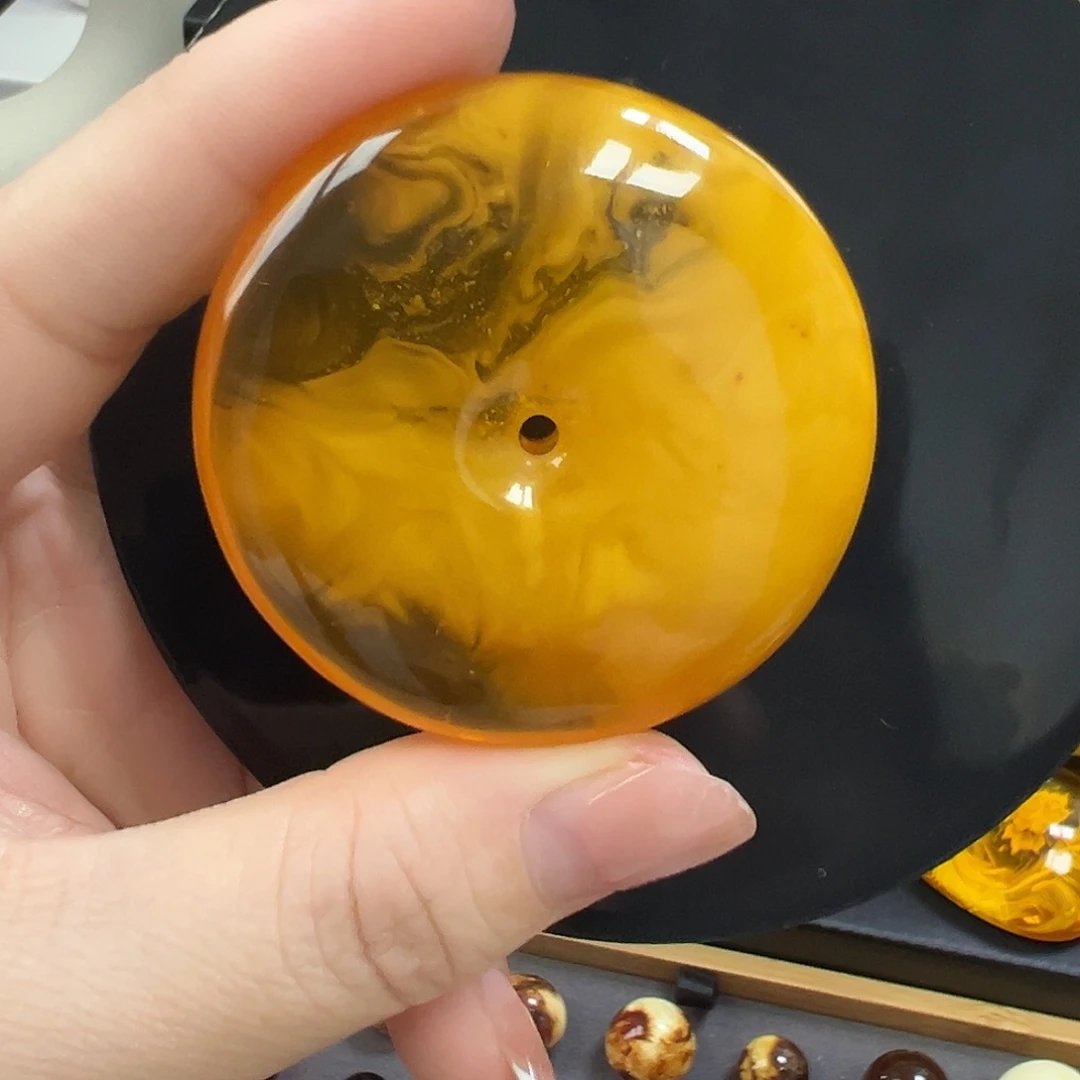 琥珀未镶嵌颈饰平安扣