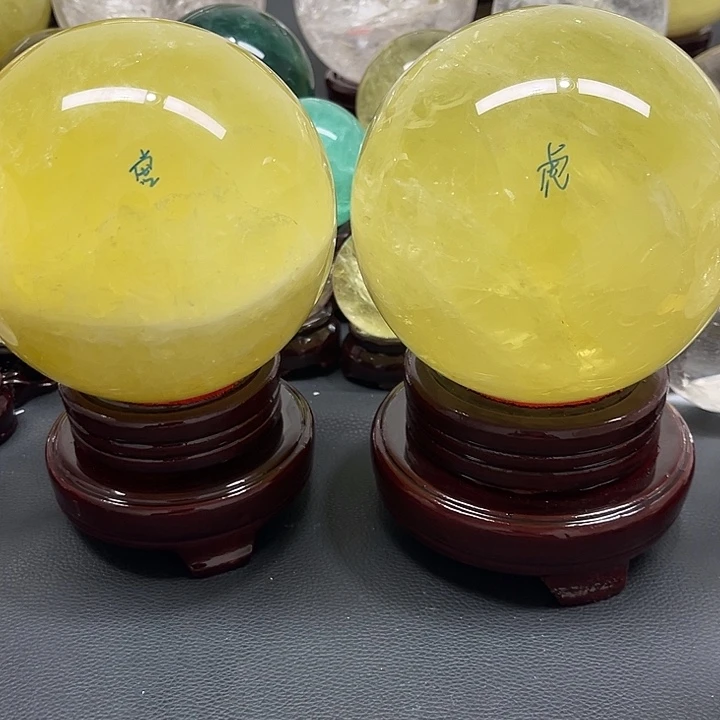 虎***了石材天然黄水晶球2个