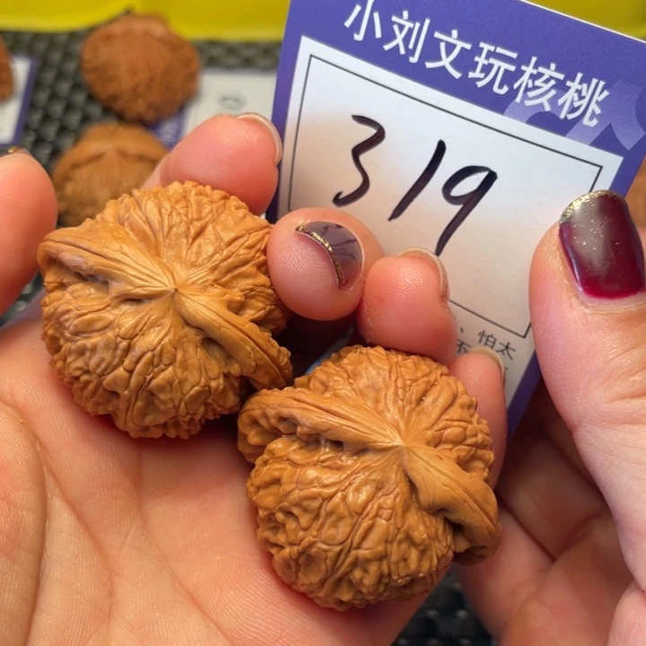桃核把件41狮子319。。。。