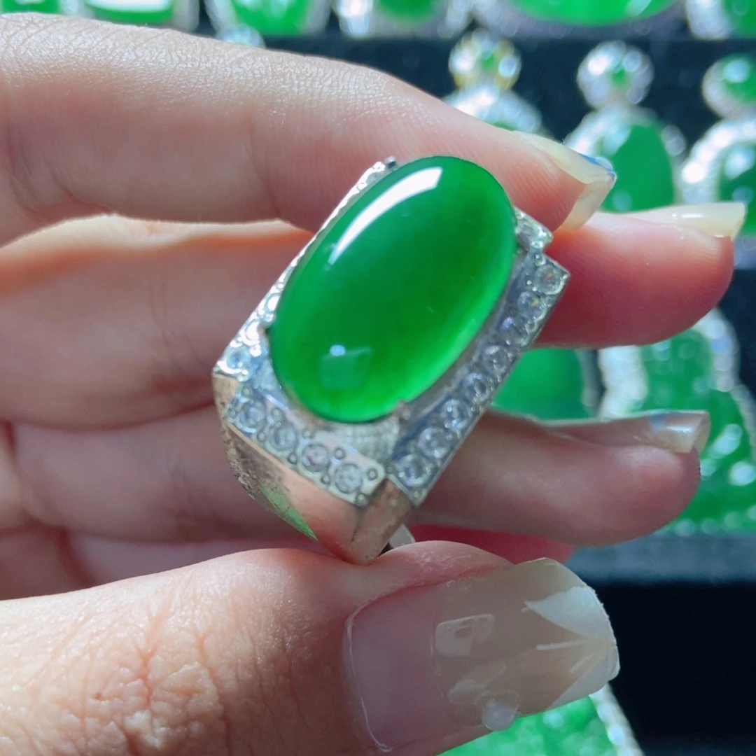 翡翠未镶嵌颈饰18。