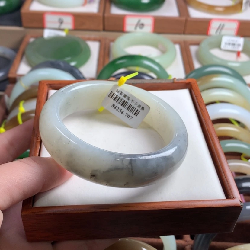 【闪购商品】和田玉手镯未镶嵌57