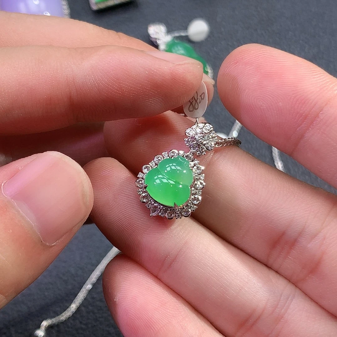 *****翡翠18K金镶嵌颈饰