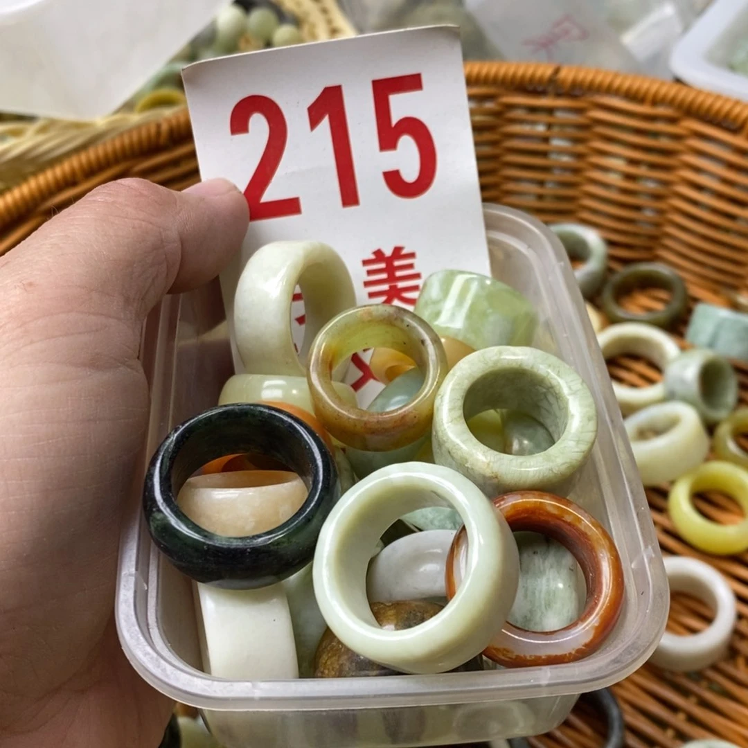 蛇纹石玉挂坠未镶嵌