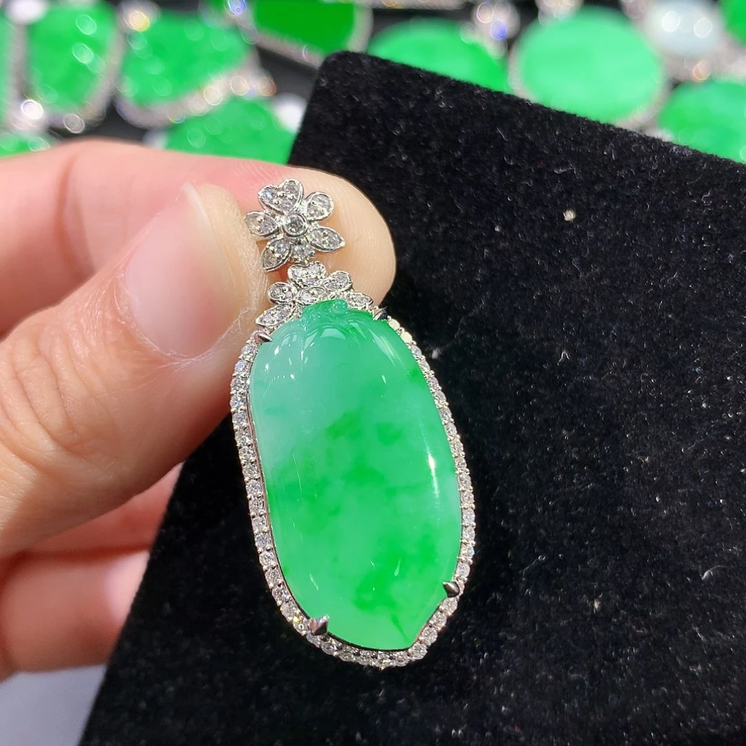 翡翠18K金镶嵌颈饰