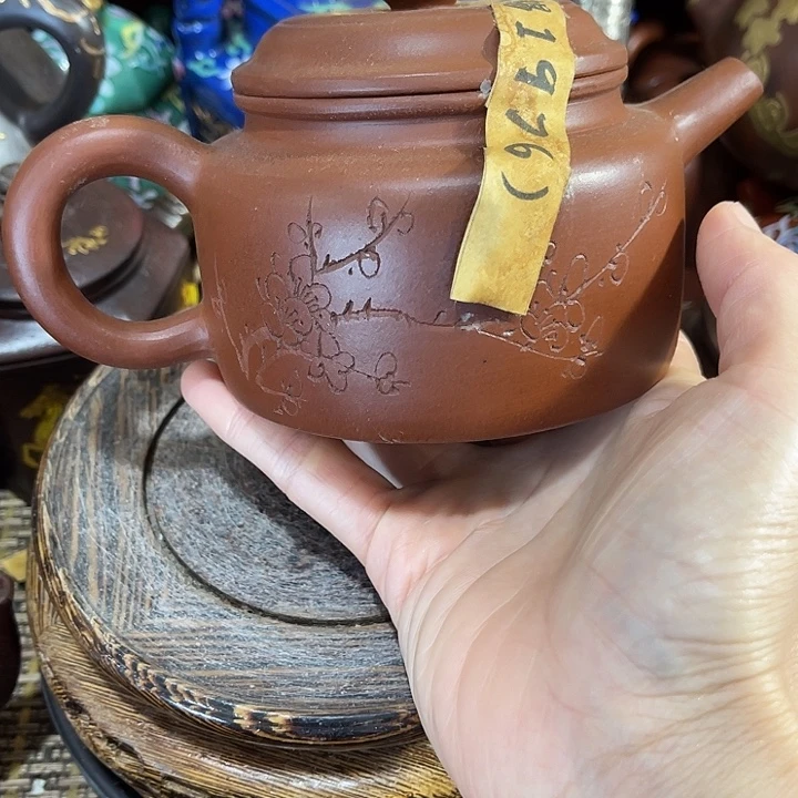 茶壶紫泥原矿泥料手工制作的一把紫砂壶。