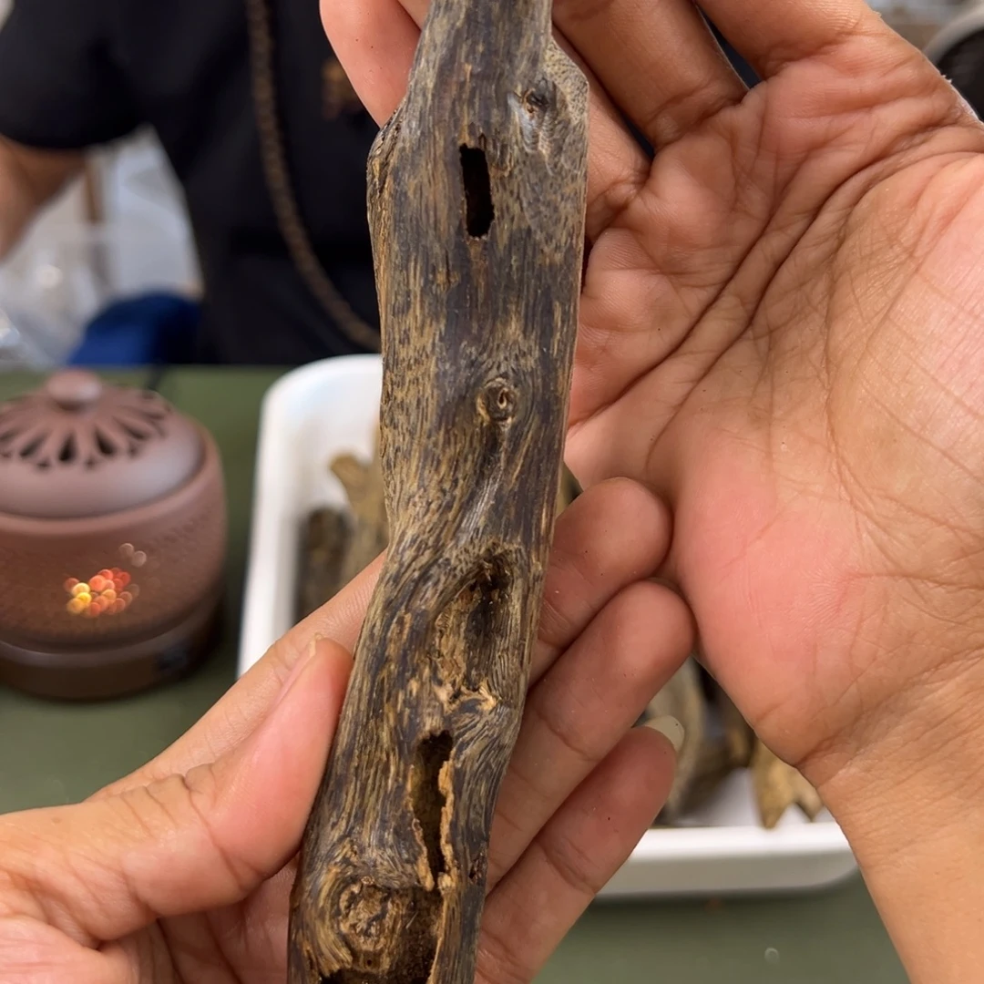 沉香手把件莺歌绿棋楠虫漏摆件38g