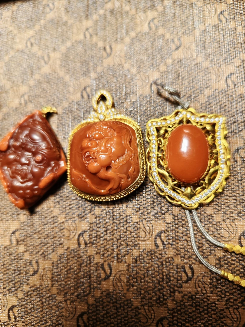 南红雕刻牌子多样性展示