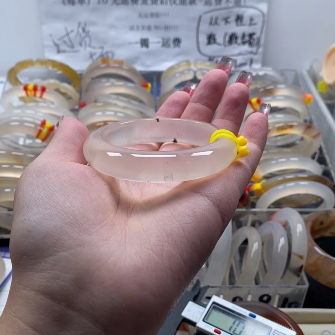 千***恩玛瑙/玉髓未镶嵌手镯