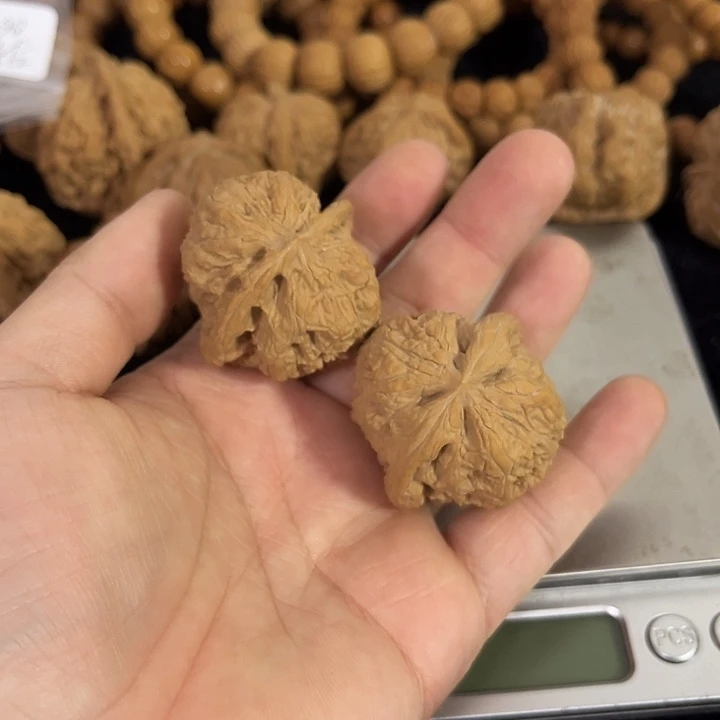 文玩核桃把件39左右微微瑕练手将军膀，编号006