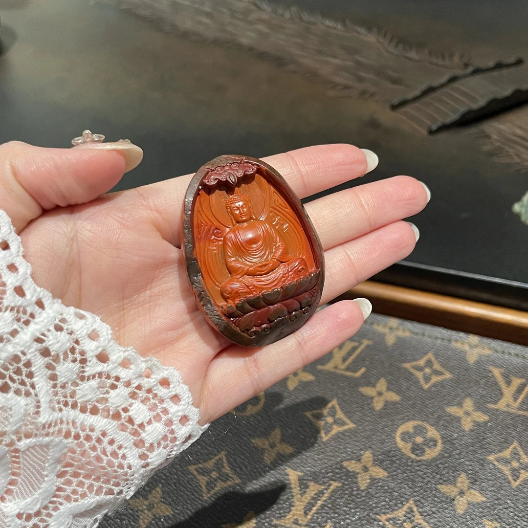 【凰一品】原矿鸡血包浆（满肉料）南红大日如来雕刻件