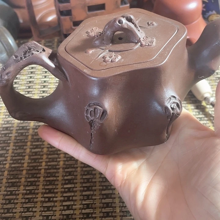 紫砂茶壶原矿泥料手工制作的紫砂壶。