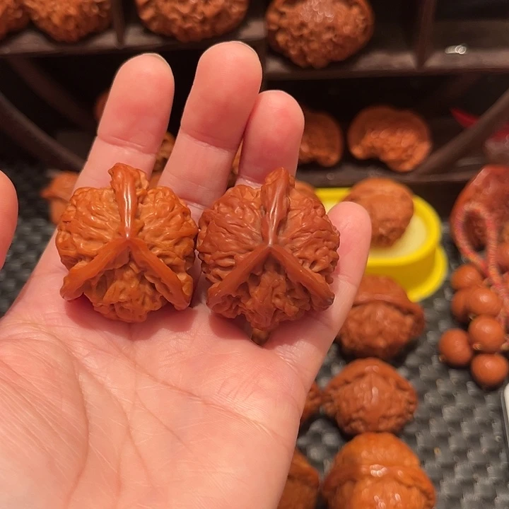 泽***。文玩核桃把件三棱