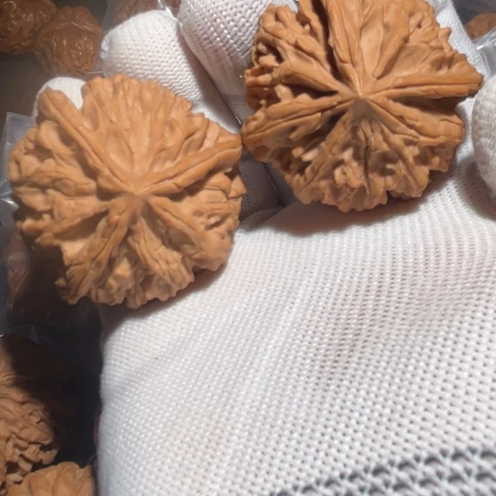 桃核把件灯笼三棱