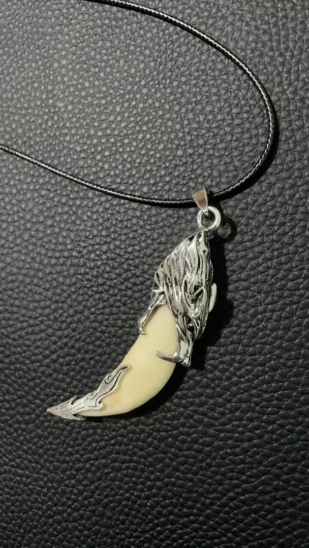 铜珐琅吊坠 白牙