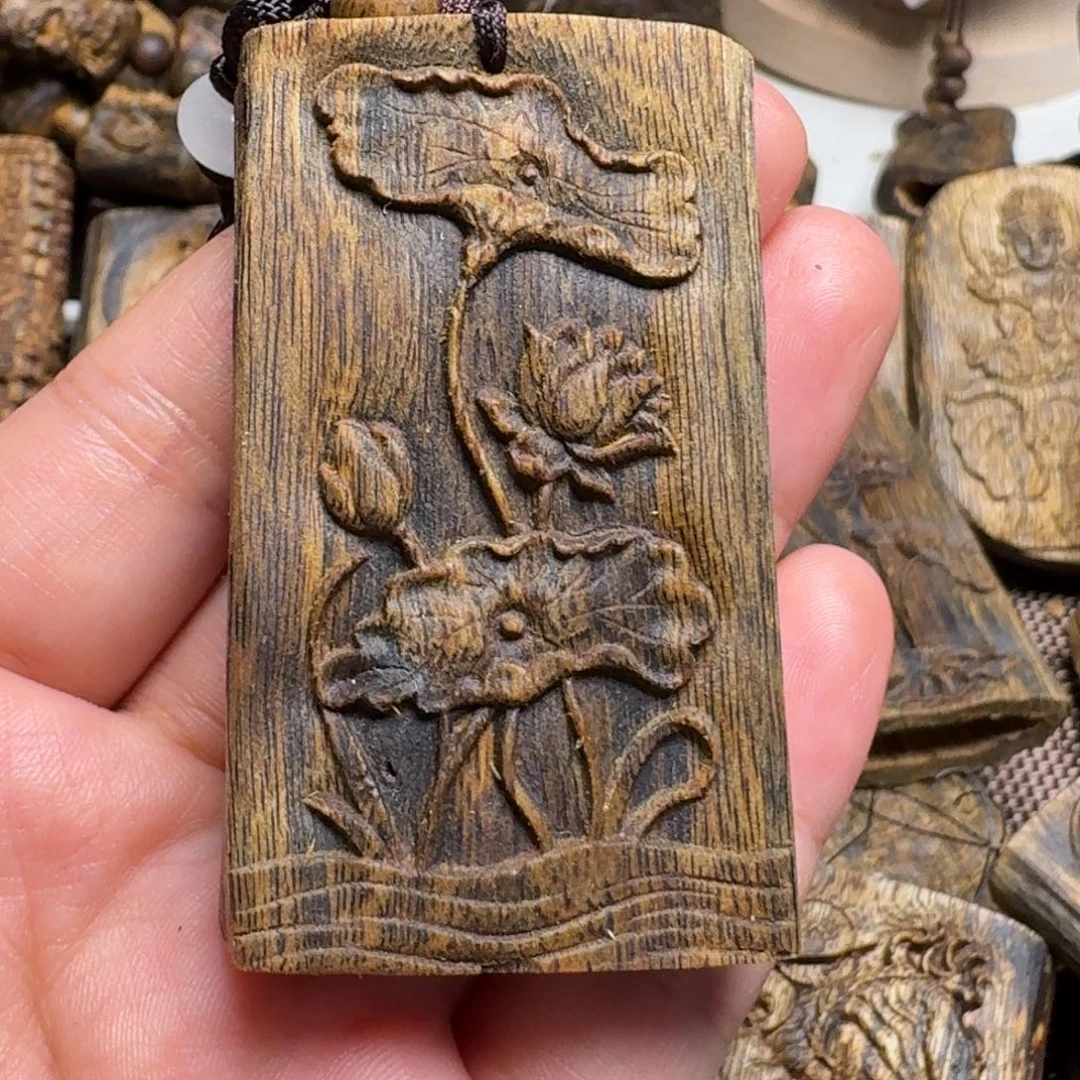 沉香沉香碎屑白棋雕刻牌老料