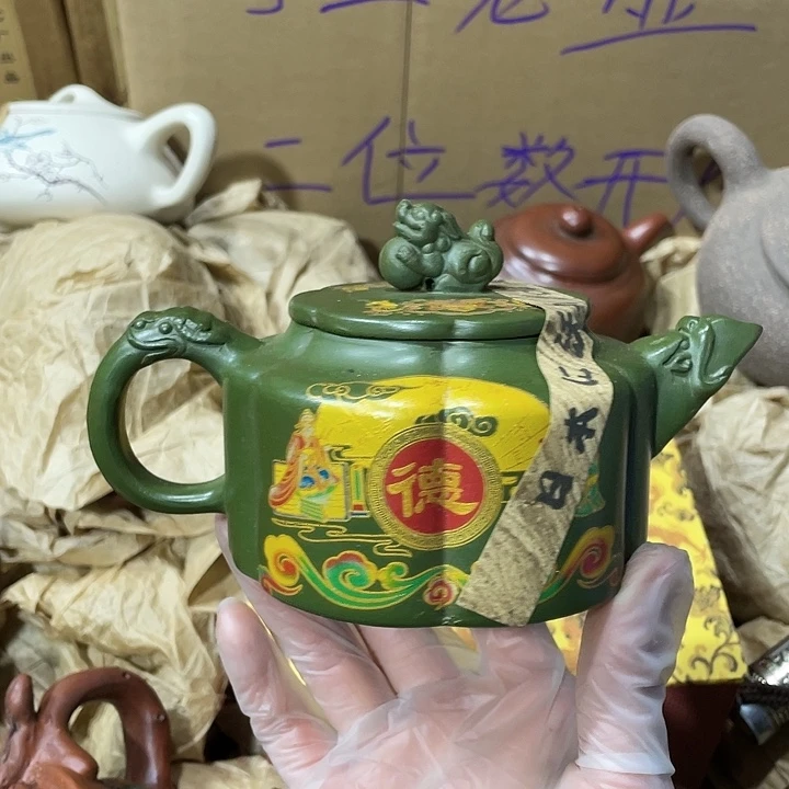 紫砂茶壶矿泥料，手工制作的一把紫砂壶。