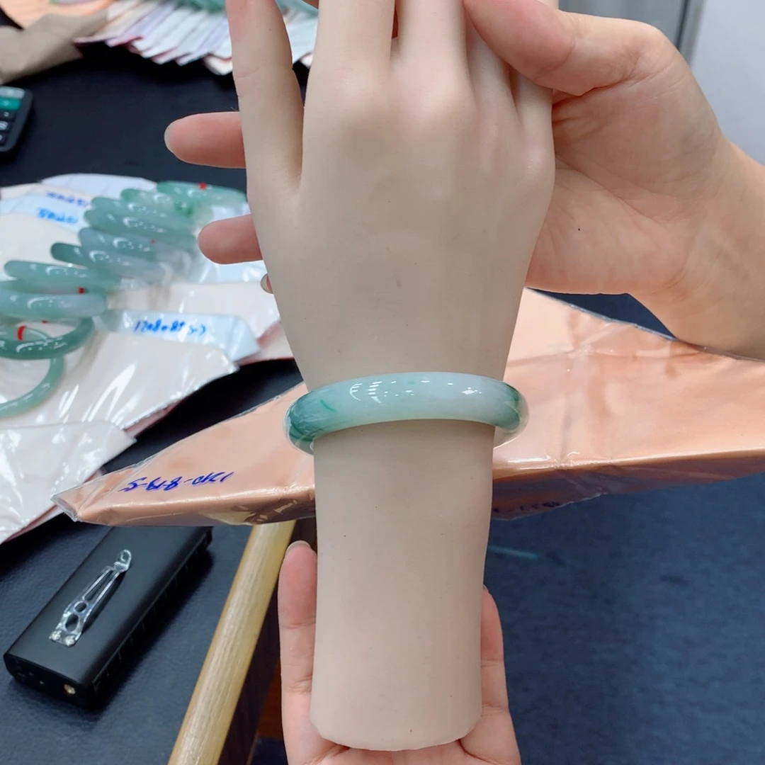 翡翠未镶嵌手镯48小时