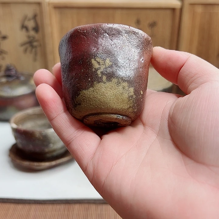 备前烧主人杯，口沿小飞皮，无落款
