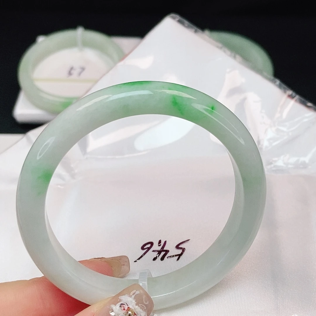 翡翠手镯未镶嵌泥鳅背飘绿半山水