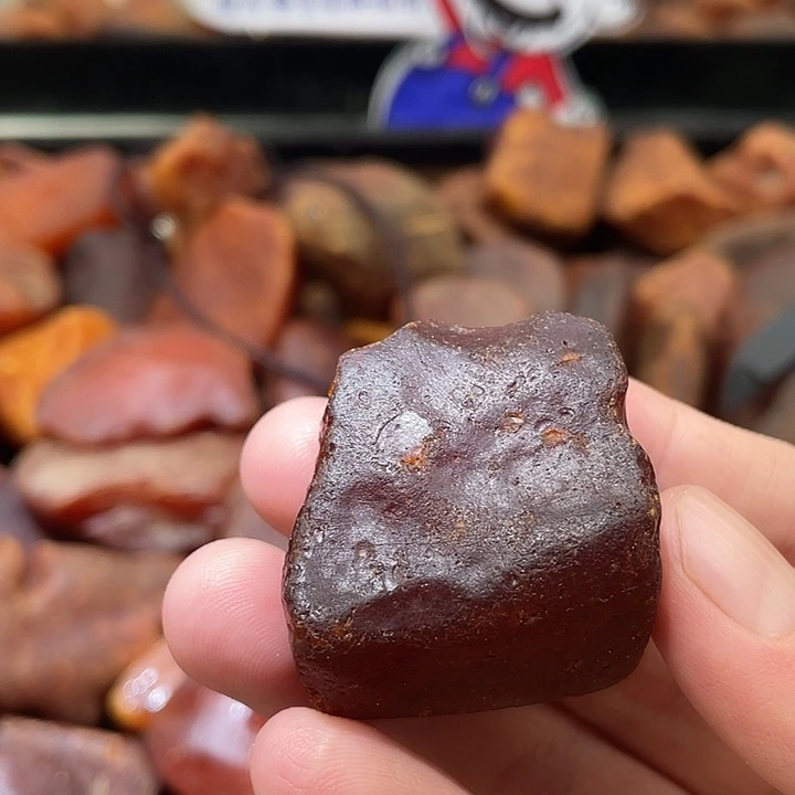 裸石琥珀未镶嵌沁色随型公主扣