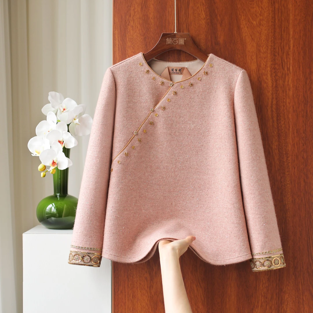 2025秋冬新款气质粉色显瘦上衣百搭斜襟盘扣刺绣圆领精致毛衣