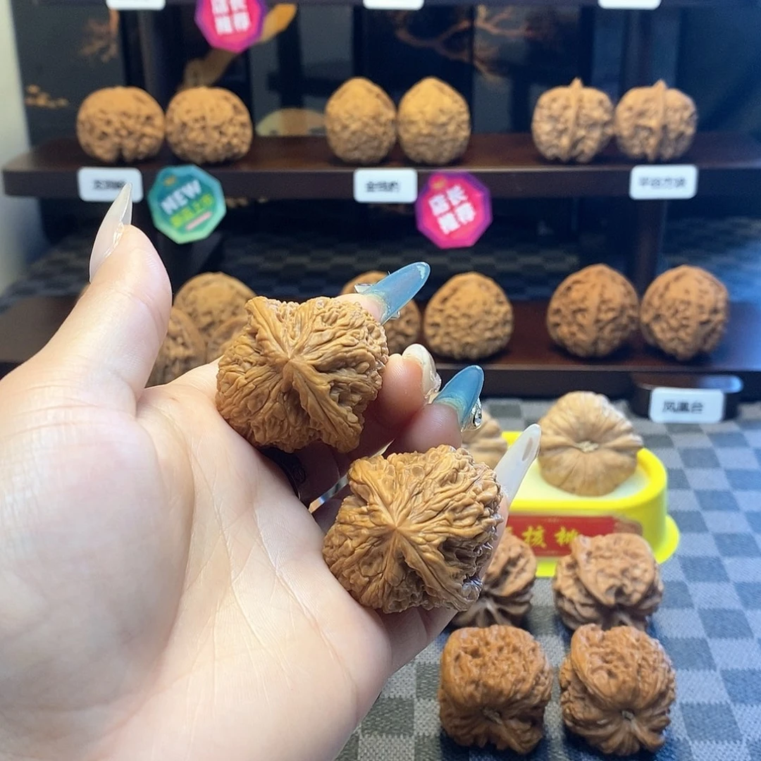 核桃把件微暇凹底南疆石卡37（轻微浮黄）已打底不退不换