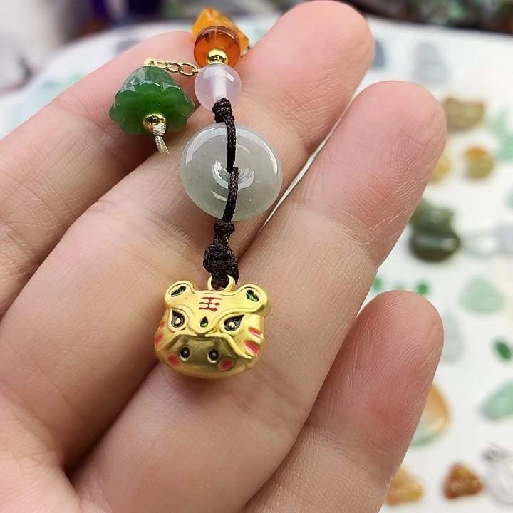 翡翠未镶嵌颈饰老虎