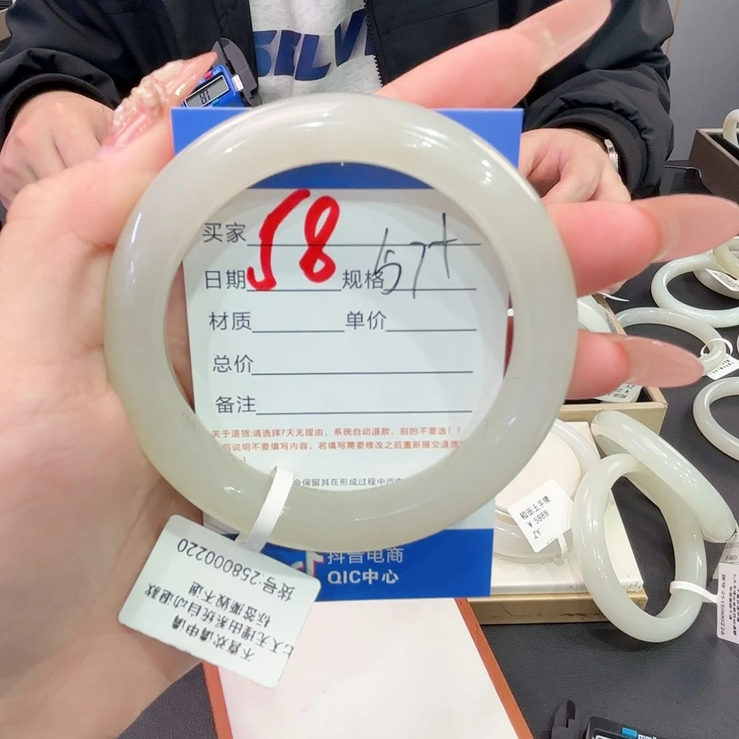 和田玉手镯未镶嵌媛****?