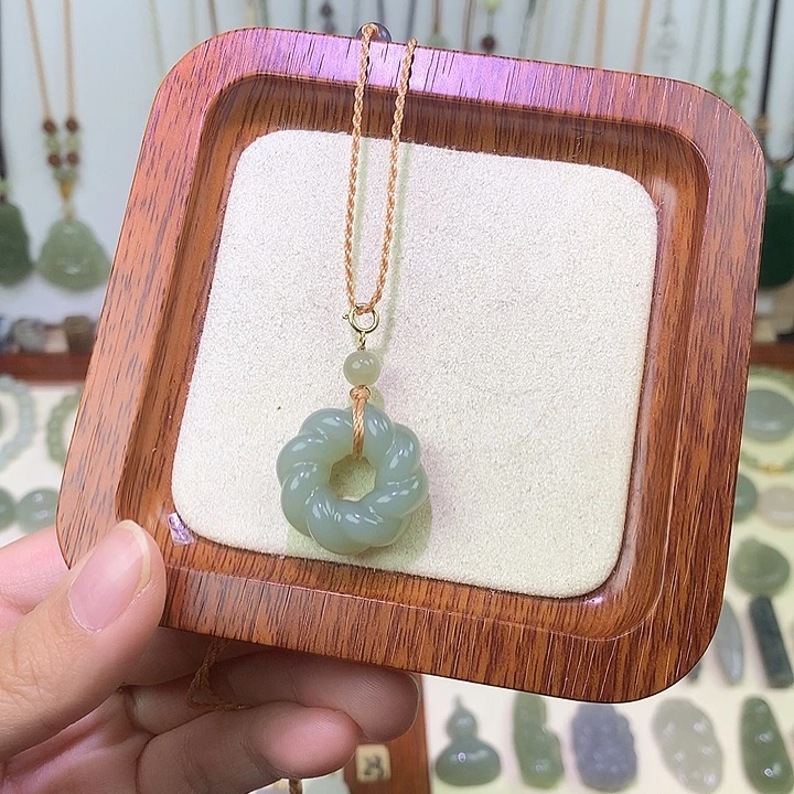 面***儿和田玉未镶嵌颈饰晴水绿麻花扣300元