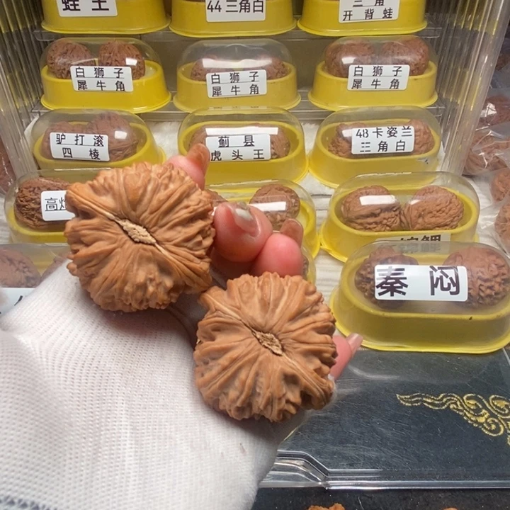 文玩核桃吊坠白狮子把件