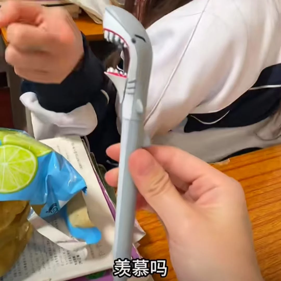 【漫游】趣味鲨鱼造型圆珠笔签字个性好玩夹薯片学生学习文具